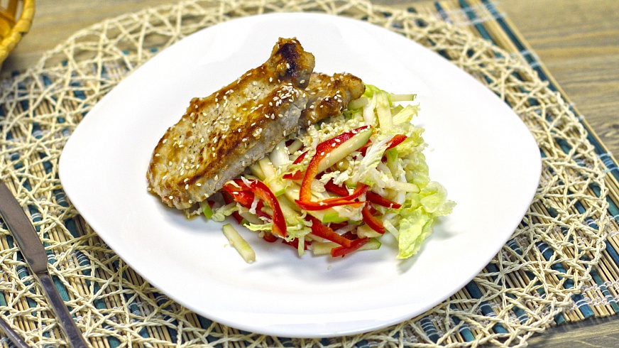 Свинина в мисо-пасте с витаминным салатом